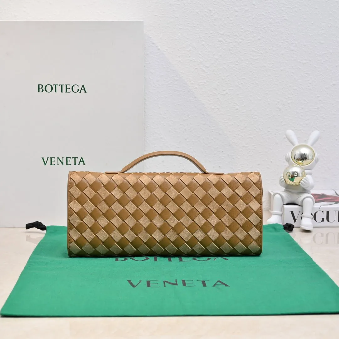 Batch 1360 #Bv New Deerskin Clutch 🎈 The deerskin brown bag with extra points for autumn and winter is so beautiful~🍂 Made of classic woven sheepskin and deerskin, it looks like Maillard for autumn and winter🤎 It can be held by hand, carried by hand or carried under the arm. The metal knot embellishment exudes temperament and nobility~ , equipped with a zipper compartment inside, it is a good companion for your daily life🧑‍❤️‍💋‍🧑, whether you are walking on the red carpet or attending a dinner, it will add a unique charm to you💞 Model: 1511 Size: 31x13x3